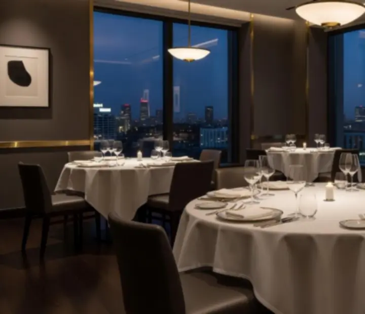 Kameralna prywatna sala restauracyjna Vel Krago z elegancko nakrytym stołem.