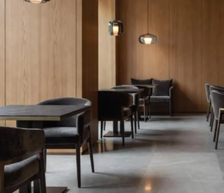 Nowoczesne wnętrza restauracji Vel Krago z ciepłym oświetleniem i naturalnymi materiałami